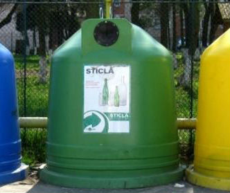 Containere verzi, tip clopot, amplasate în Timiș pentru colectarea sticlei