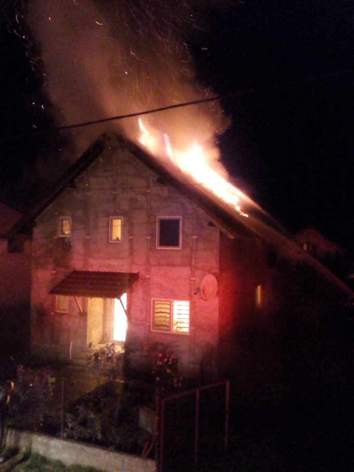Incendiu violent la Dudeștii Noi, azi-noapte! Flăcările au cuprins o casă. Galerie FOTO