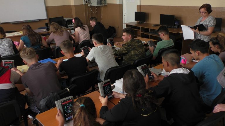 Elevii școlii din Satchinez învață matematică și informatică într-un laborator modern, după câștigarea concursului Digitaliada