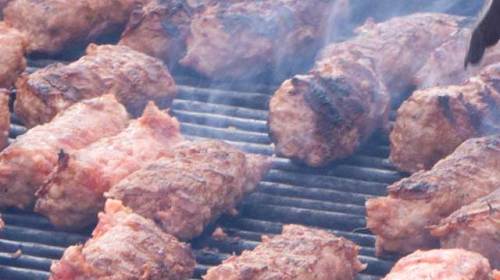 Bărbat din Timiș, mort în timp ce stătea la coadă la mititei