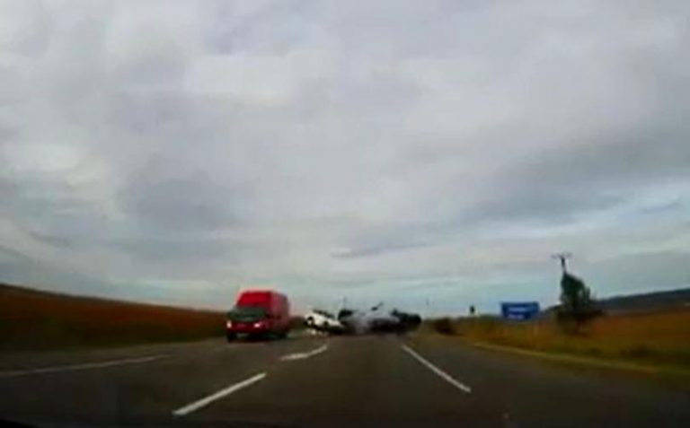 Imagini șocante! Momentul în care patru oameni mor pe un drum din România, filmat de o cameră de bord!