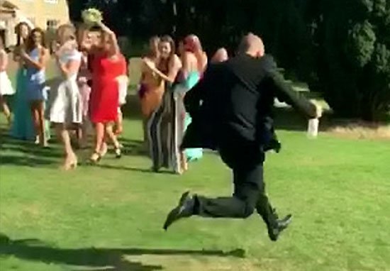 Reacția ”extremă” pe care a avut-o un bărbat, după ce iubita lui a prins buchetul la o nuntă. VIDEO