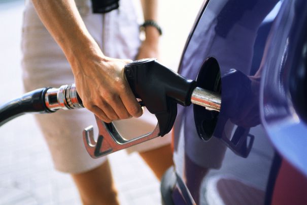Vremuri aspre pentru șoferi: Cu cât ar putea crește prețul benzinei și motorinei