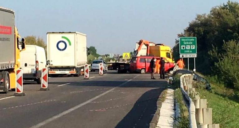 Accident grav cu mai multe victime. Microbuz cu români, lovit de TIR pe autostradă