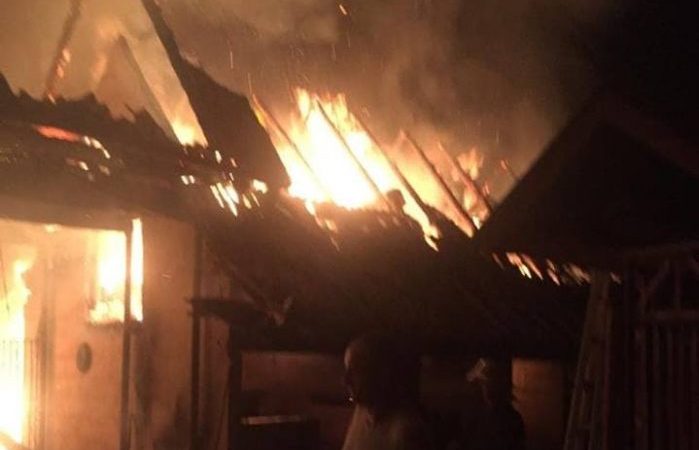 Două locuințe și o mașină, distruse de flăcări în Caraș-Severin