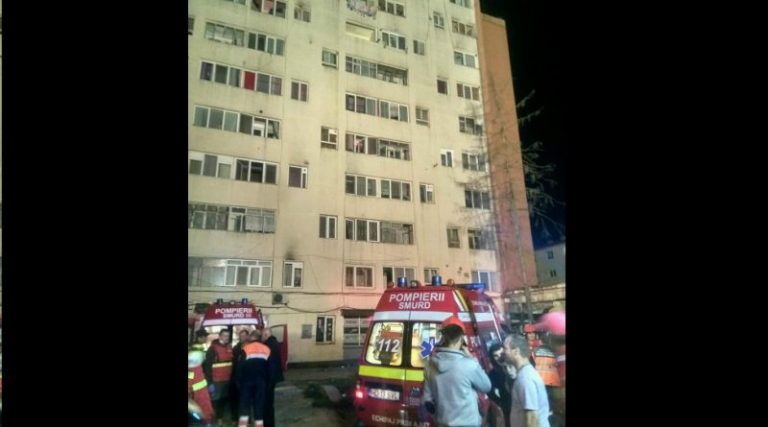 Incendiu la un bloc turn din vestul țării! 60 de locatari evacuați
