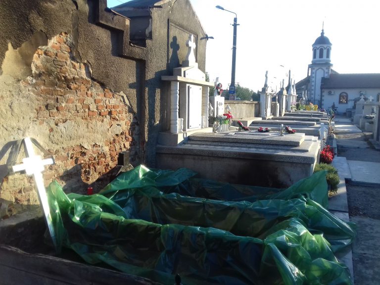 Incendiu la mormântul unui fost primar din Timiș. S-a topit crucea! Focul ar fi fost pus intenționat