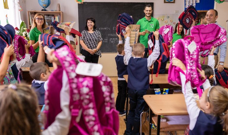 Voluntarii Smithfield România au oferit ghiozdane și rechizite școlare elevilor din Timiș și Arad