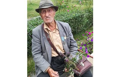Povestea veteranului de razboi din Timișoara, cu o pensie de 300 de lei. Vinde flori pe stradă pentru a supraviețui
