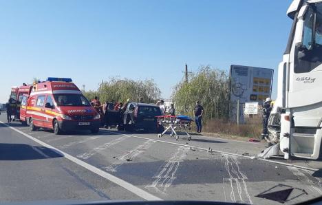 Mai multe victime după impactul dintre un TIR și trei mașini, pe o șosea din vest!