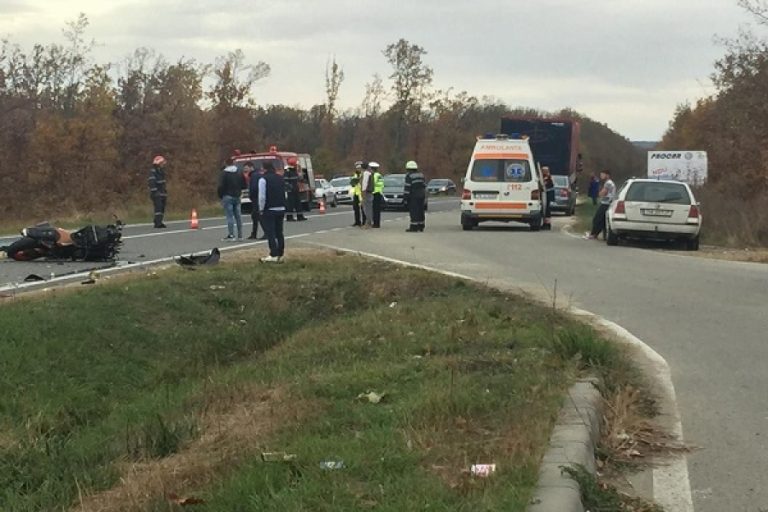Oameni răniți într-un accident pe ruta Buziaș – Lugoj. Motociclist aruncat la zece metri. VIDEO