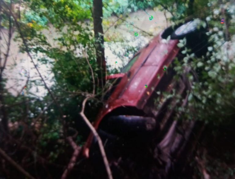 Accident spectaculos în Banat: o mașină a ajuns în râu. Foto