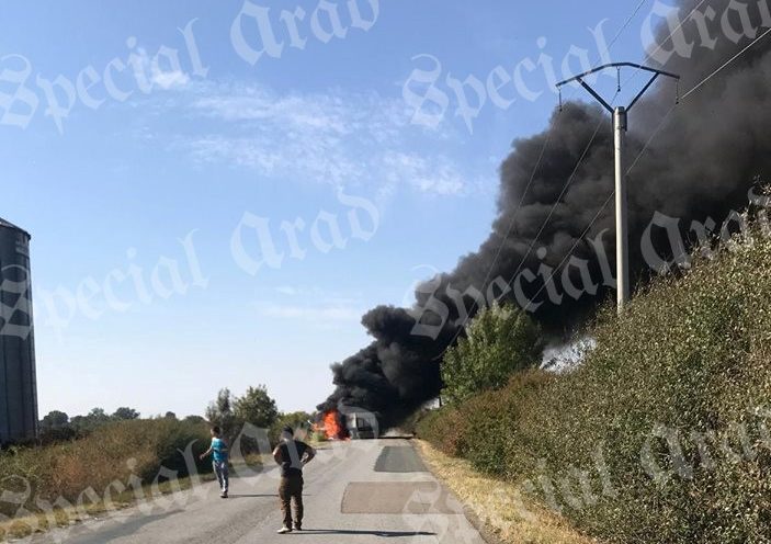 Explozie puternică în Arad, după după ce o mașină a intrat sub un tractor! Trei victime