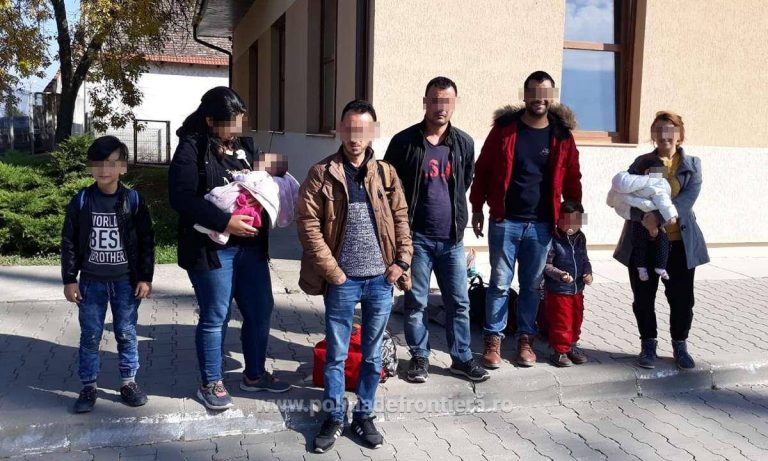 Migranți surprinși în toiul nopții pe un câmp din Timiș