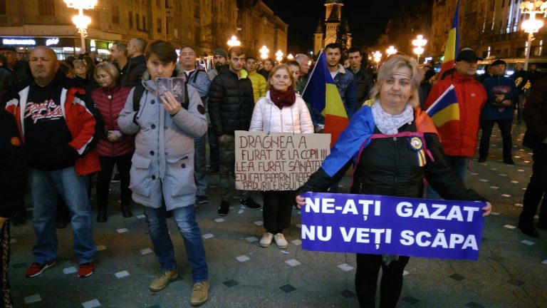Zeci de oameni în Piața Victoriei, la protestul „Vă vom opri!” Foto-video