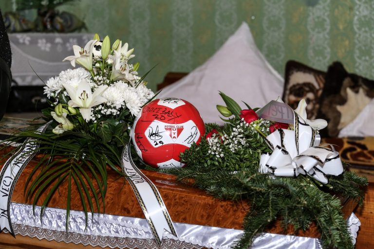 Ultimul drum pentru Bogdan Mihoc, unul dintre suporterii decedați în teribilul accident din Arad
