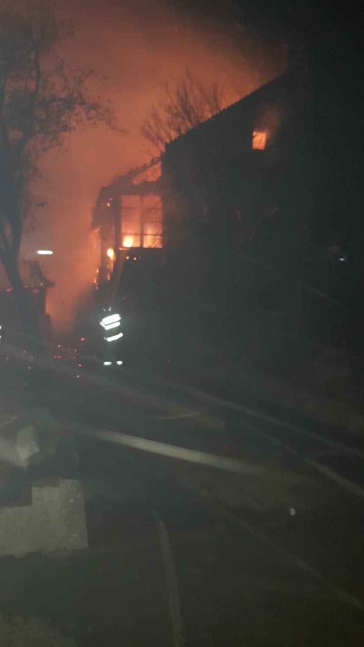 Locuințe distruse de un incendiu, în Oravița. Foto-Video