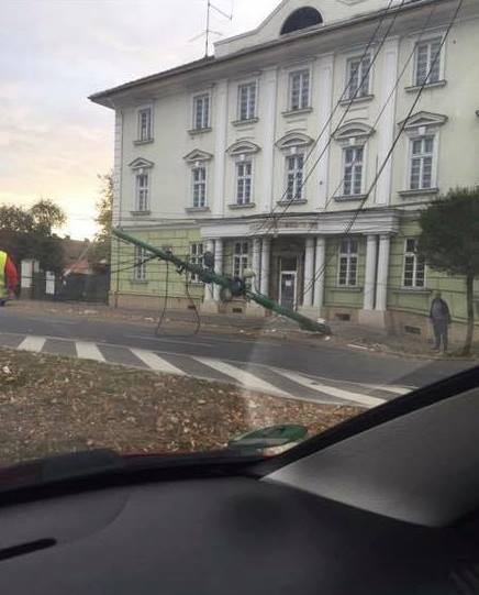 Incident grav în Timișoara: stâlp de troleibuz căzut peste bulevard