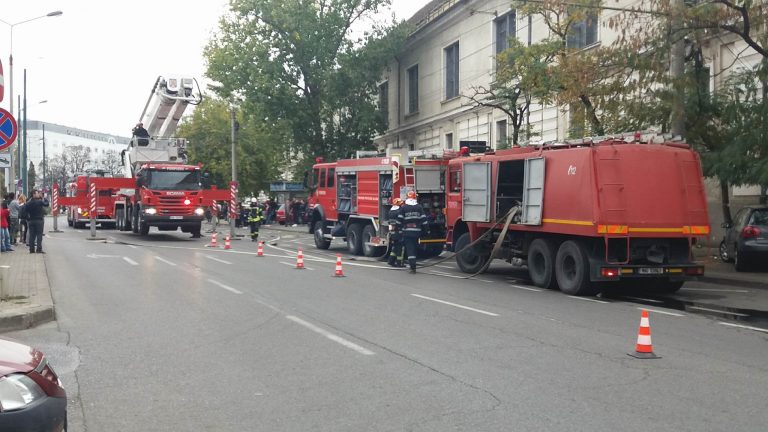 Intervenție la înălțime în centrul Timișoarei. Șase autospeciale de pompieri au blocat circulația mașinilor și a tramvaielor. Foto