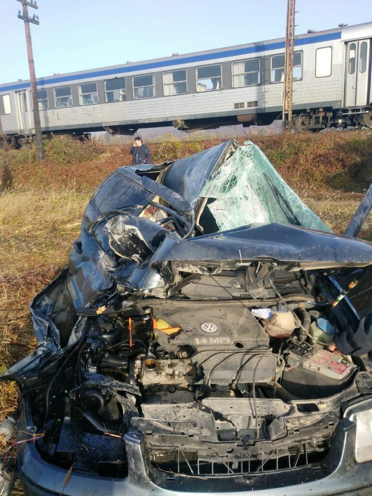 Accident feroviar în vestul țării: mașină lovită de tren. Foto