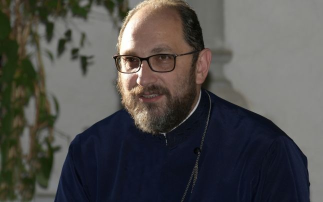 ”Crucile din cimitir vor spune că în acest Neam au trăit familii. Dacă nu vom transforma cimitirele în autostrăzi” – Părintele Necula