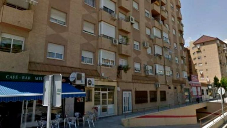 O femeie s-a aruncat în gol de la etajul șase împreună cu fiul ei de doar patru ani