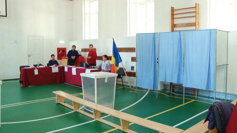 O nouă zi de referendum! Românii, așteptați la urne. S-au redeschis secțiile de votare