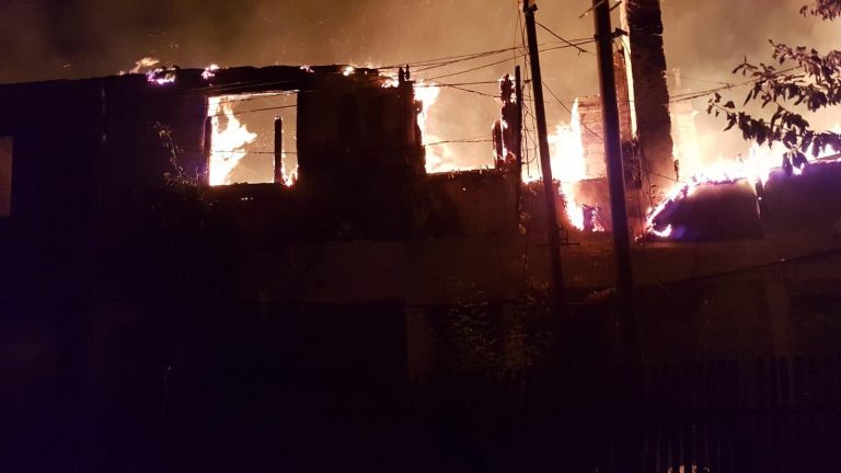 Incendiu puternic într-o localitate din Caraș-Severin! Pompierii au intervenit de urgență