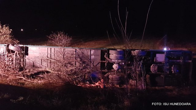 Tragedie pe o șosea din vest. Peste 30 de oameni răniți și un mort într-un accident de autocar