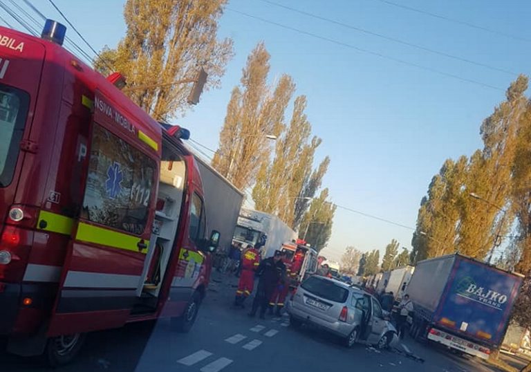 Ambulanță aruncată într-un TIR după un accident teribil în vestul țării! Oameni la spital