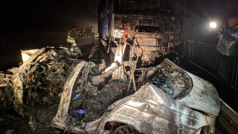 Accident cumplit în Bihor! Tineri carbonizați după impactul unui BMW cu un TIR