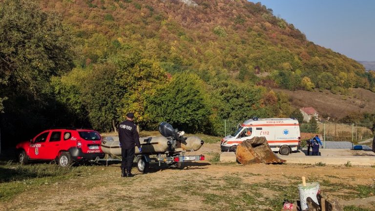 Moarte suspectă! Cadavrul unui bărbat descoperit între deșeuri