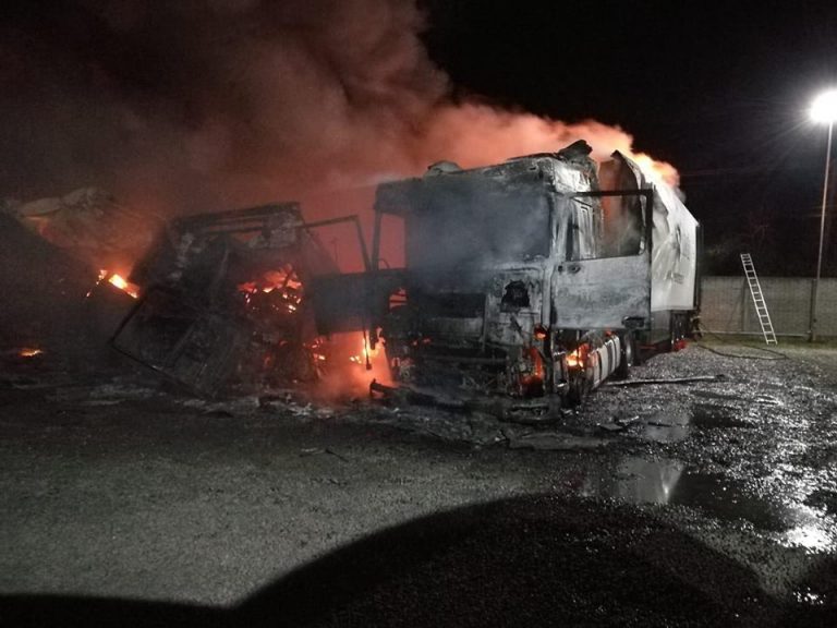 Microbuz în flăcări: Șoferul și pasagerii s-au salvat în ultimul moment VIDEO
