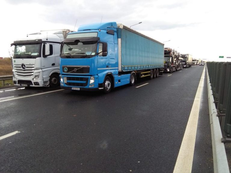 Continuă haosul la vama Nădlac II! Zeci de minute de așteptare