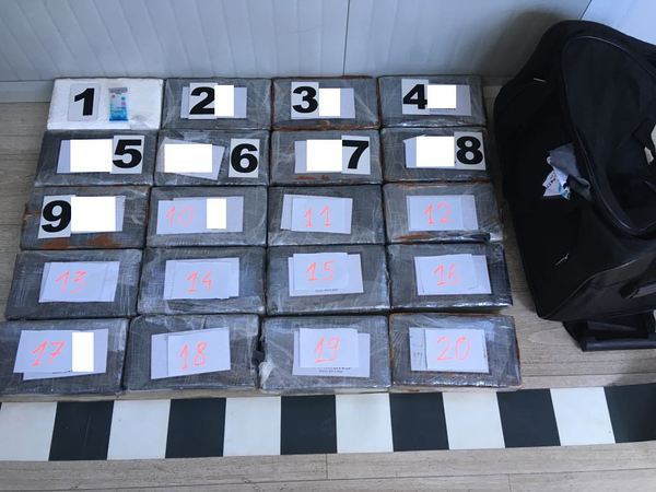 Bagaje ticsite cu droguri, plimbate pe la granițele vestului! S-au descoperit zeci de kilograme de canabis și cocaină