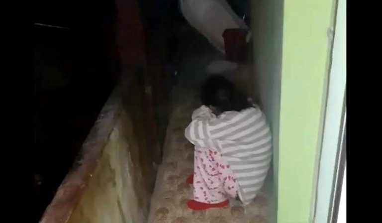 Româncă sechestrată și torturată în propria casă. Era filmată non-stop. Biletul pus în mâncarea fetiței ei a salvat-o