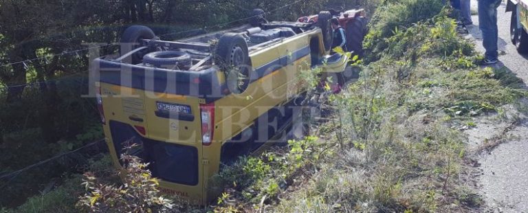 Elevi la spital după un accident cu microbuzul școlar, în vestul țării! Șoferul ar fi adormit la volan