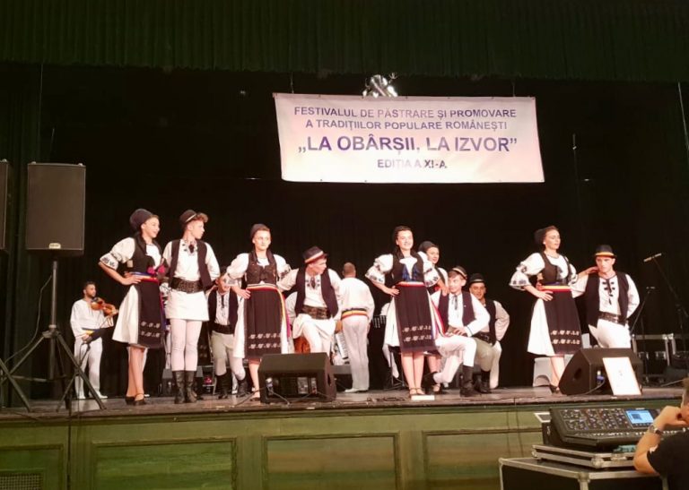 Tradițiile populare românești – „La obârșii, la izvor” şi hramul Bisericii Sfânta Parascheva, la Gyula! Foto