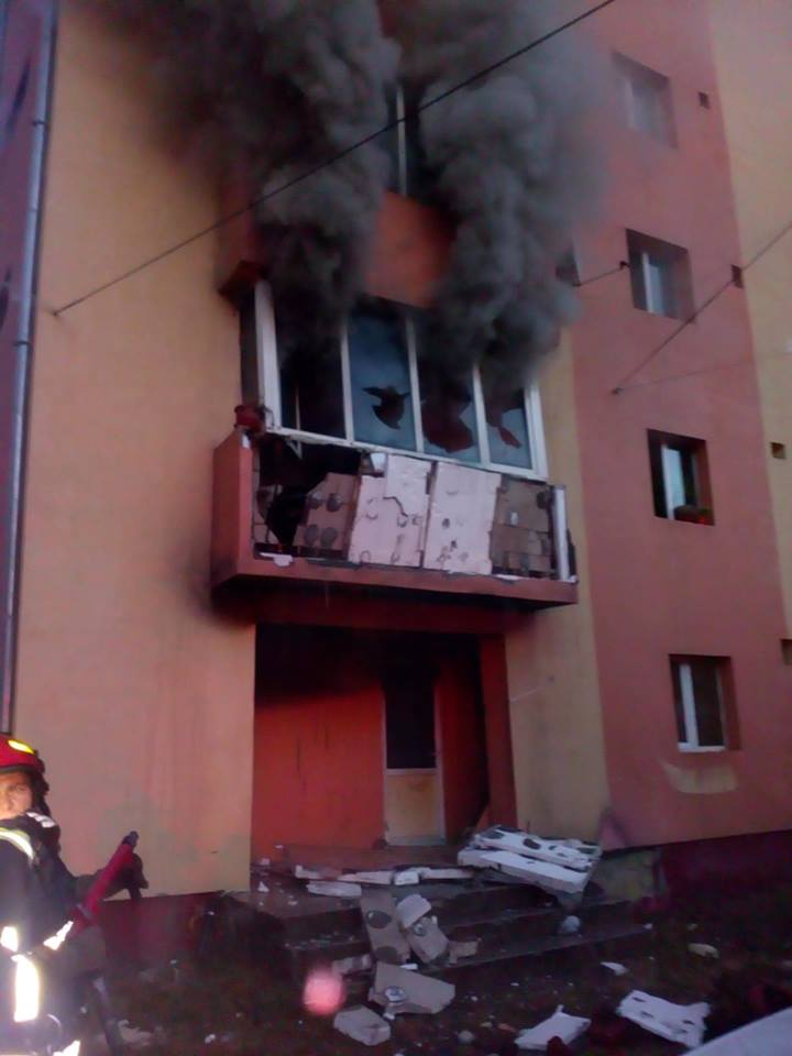 Zeci de persoane evacuate după un incendiu, la Timișoara