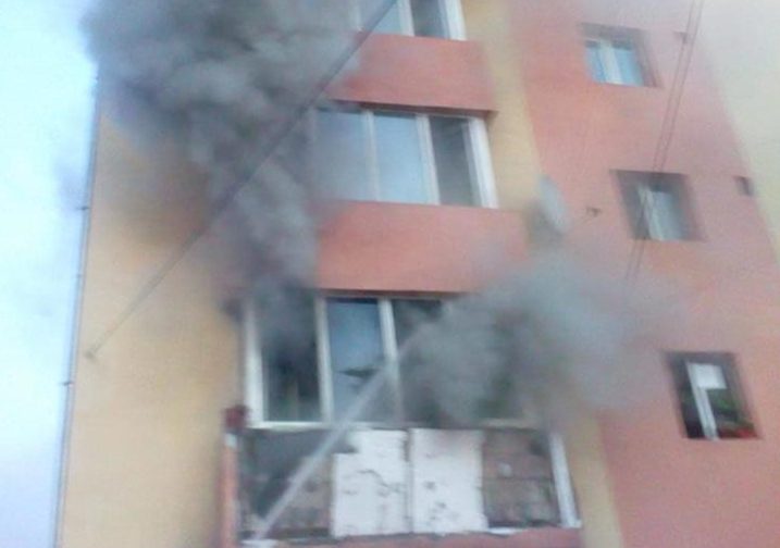 Incendiu într-un bloc din Reșița, soldat cu două victime