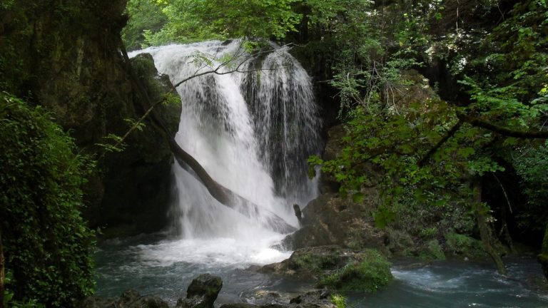 Cascada Văioaga – locul mirific din Banat, destinația de weekend a turiștilor! Video
