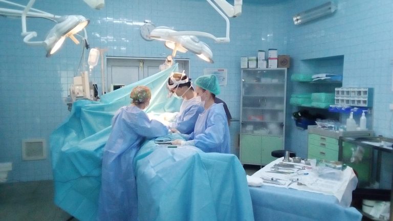 (VIDEO) Incredibil! Medicii se ceartă în timp ce pacientul se află pe masa de operaţie