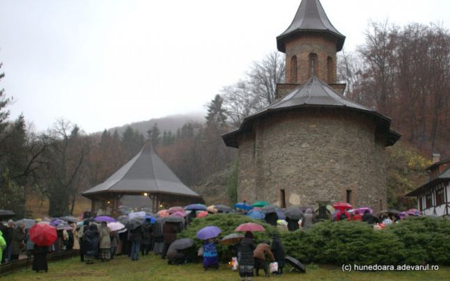 Au înfruntat ploaia și frigul pentru a-l comemora pe Părintele Ardealului. Mii de oameni la Mănăstirea Prislop