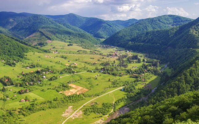 ”Mica Elveție” din vestul țării. Locul de poveste cu 340 de peșteri, chei amețitoare și trasee unice