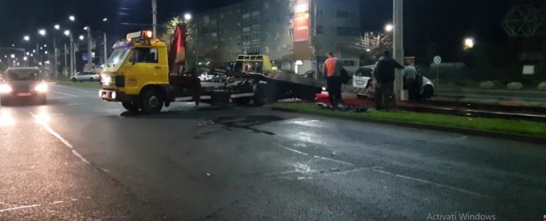 Accident violent într-un oraș din vestul țării! Mașină aruncată pe liniile de tramvai. Video