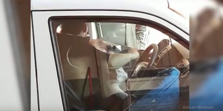 VIDEO! Bebeluș alăptat de mamă în mașina pentru transportul morților. Caz halucinant la morga unui spital din Banat
