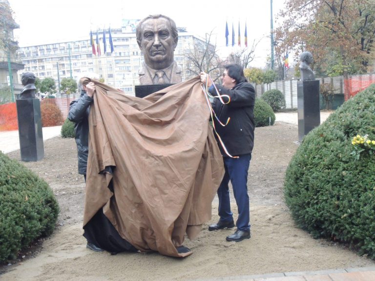 Aleea Personalităţilor din Parcul Central s-a îmbogăţit cu bustul profesorului Eugen Todoran VIDEO