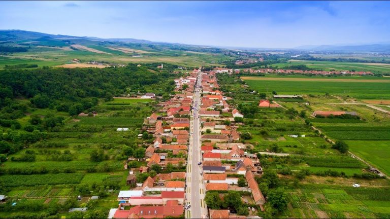 Localitatea din România care pare o așezare ,,ruptă” din Austria! Câți bani europeni a accesat primăria comunei până acum