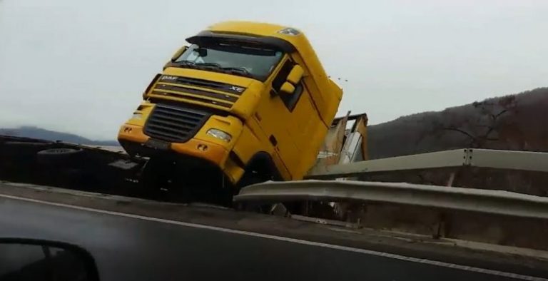 VIDEO! Accident de TIR pe DN66