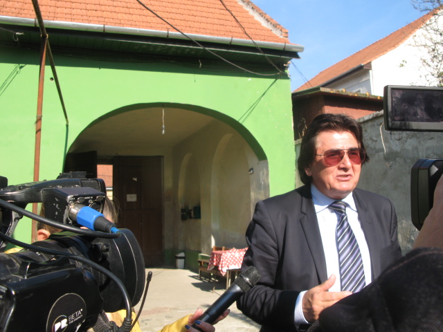 Primarul Robu inculpat de DNA, cu jurnaliștii la ”maghernițele” vândute ilegal. FOTO-Video